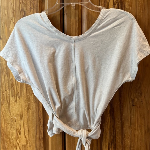 Like new lululemon It’s a tie tee beige size 4 - Picture 5 of 14